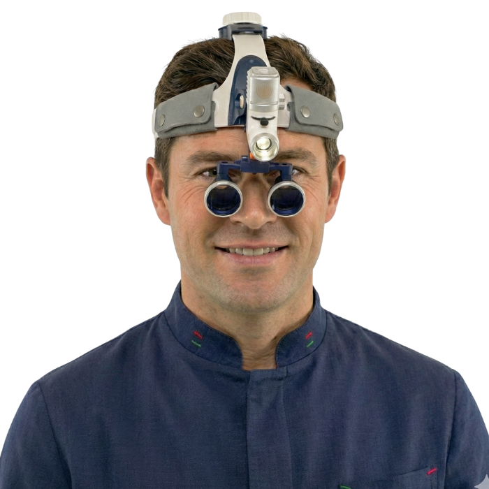 Lupa Quirúrgica con Lentes de 2.5x/3.5x y Linterna Superpotente de 80,000 lúmenes